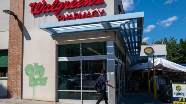 Walgreens doubles down on prescription-filling robots to cut costs, free up pharmacists amid turnaround