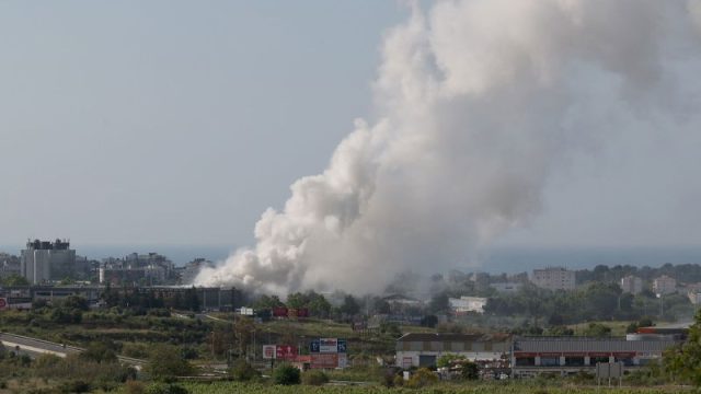Toxic cloud forces 160,000 Spaniards to stay inside after fire