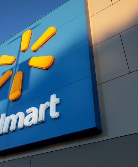 Bargain hunters drive Walmart sales and outlook higher