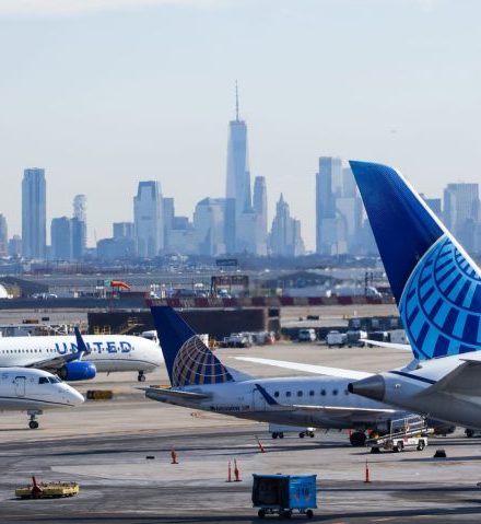 United Airlines says it will boot passengers who refuse to use headphones on planes