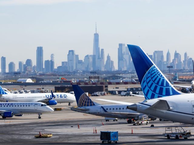 United Airlines says it will boot passengers who refuse to use headphones on planes